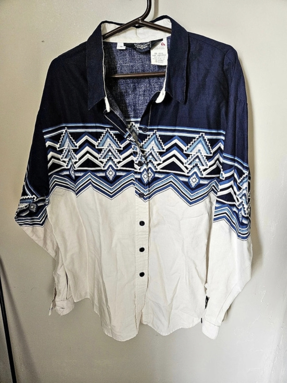 Brooks & Dunn Geometric Cotton Button Down in Blue & White Size Medium